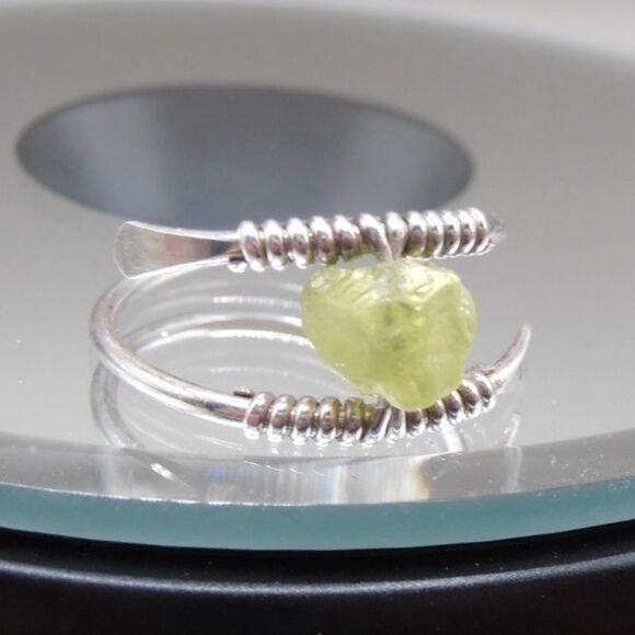 Handmade Silver Tone Wire Wrapped Peridot Ring Size 5.5 Raw Natural Gemstone - Picture 4 of 5